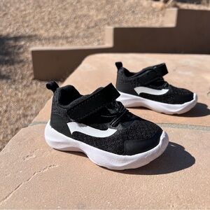 ⬇️Athletic Infant Sneakers Size 4 Color Black & White